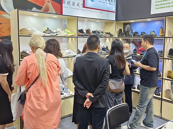 展会进行时|百华鞋业亮相第135届中国进出口商品交易会（广交会）三期，展会现场人气爆棚！