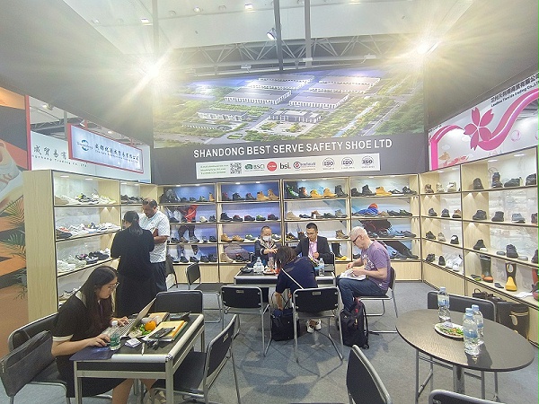 展会进行时|百华鞋业亮相第135届中国进出口商品交易会（广交会）三期，展会现场人气爆棚！