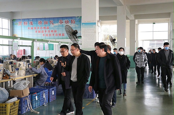 沂南县中小企业发展局领导莅临百华鞋业指导工作