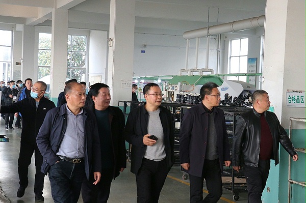 沂南县中小企业发展局领导莅临百华鞋业指导工作